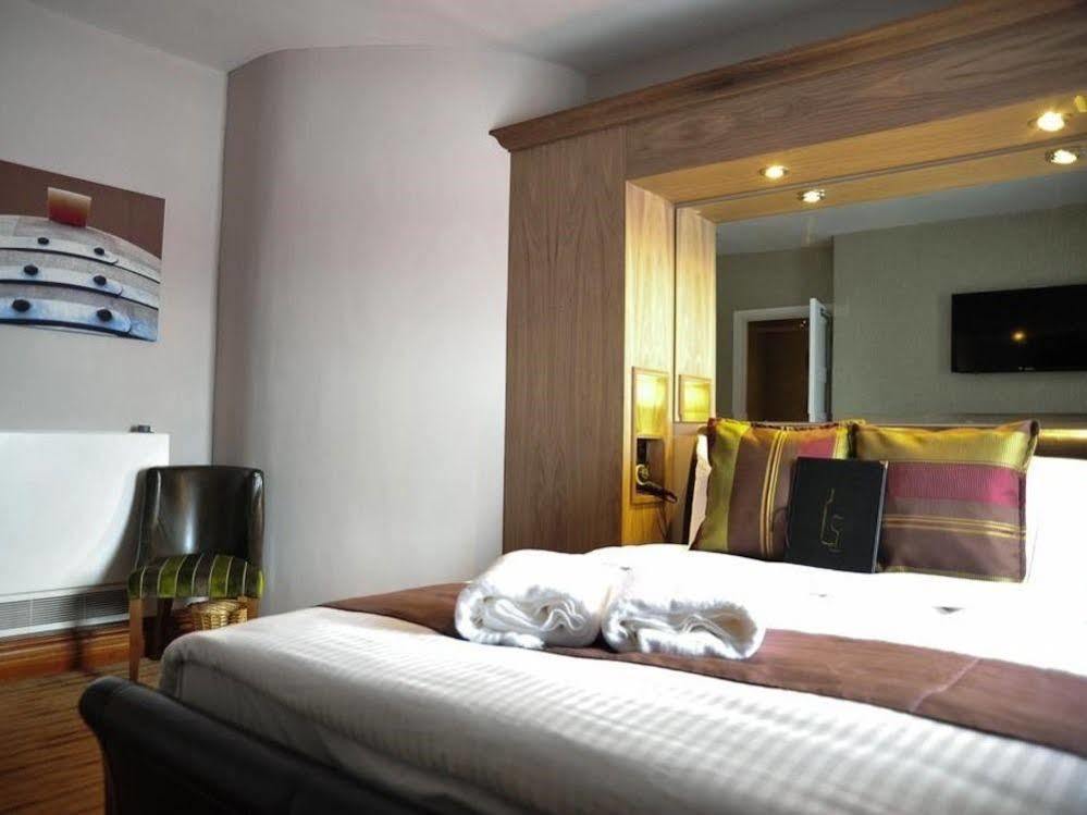 The Warwick Arms Hotel Chew Magna ภายนอก รูปภาพ